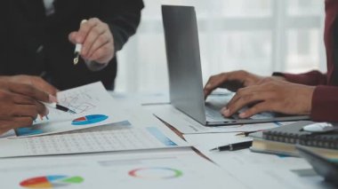 Ofiste mali verilerle çalışan iş adamları