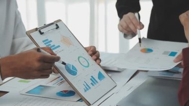 Ofiste mali verilerle çalışan iş adamları