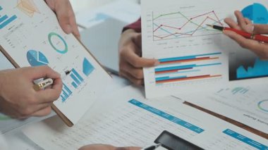 Ofiste mali verilerle çalışan iş adamları