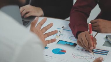 Ofiste mali verilerle çalışan iş adamları