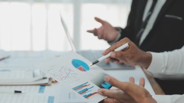 Ofiste mali verilerle çalışan iş adamları