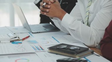 Ofiste mali verilerle çalışan iş adamları