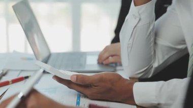 Ofiste mali verilerle çalışan iş adamları