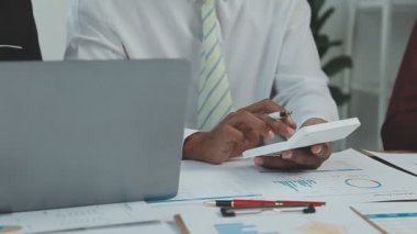 Ofiste mali verilerle çalışan iş adamları