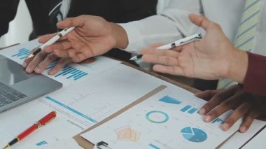 Şirket büyümesi projesini tartışan insanlar, başarı mali istatistikleri, her iki şirket için de çalışan profesyonel yatırımcılarla görüşen ortak, belgeyle birlikte proje başlatıyor