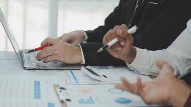 Şirket büyümesi projesini tartışan insanlar, başarı mali istatistikleri, her iki şirket için de çalışan profesyonel yatırımcılarla görüşen ortak, belgeyle birlikte proje başlatıyor
