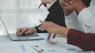 Şirket büyümesi projesini tartışan insanlar, başarı mali istatistikleri, her iki şirket için de çalışan profesyonel yatırımcılarla görüşen ortak, belgeyle birlikte proje başlatıyor