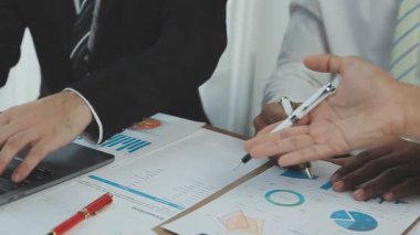 Şirket büyümesi projesini tartışan insanlar, başarı mali istatistikleri, her iki şirket için de çalışan profesyonel yatırımcılarla görüşen ortak, belgeyle birlikte proje başlatıyor