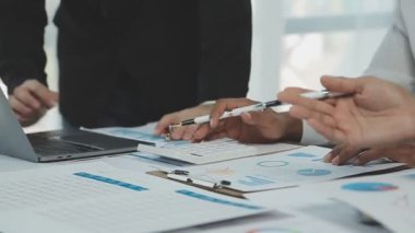 Şirket büyümesi projesini tartışan insanlar, başarı mali istatistikleri, her iki şirket için de çalışan profesyonel yatırımcılarla görüşen ortak, belgeyle birlikte proje başlatıyor