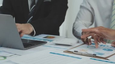 Şirket büyümesi projesini tartışan insanlar, başarı mali istatistikleri, her iki şirket için de çalışan profesyonel yatırımcılarla görüşen ortak, belgeyle birlikte proje başlatıyor