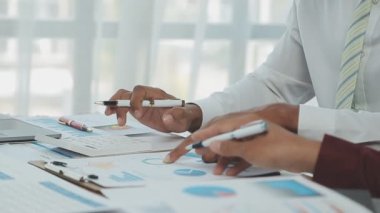 Şirket büyümesi projesini tartışan insanlar, başarı mali istatistikleri, her iki şirket için de çalışan profesyonel yatırımcılarla görüşen ortak, belgeyle birlikte proje başlatıyor