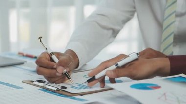 Şirket büyümesi projesini tartışan insanlar, başarı mali istatistikleri, her iki şirket için de çalışan profesyonel yatırımcılarla görüşen ortak, belgeyle birlikte proje başlatıyor