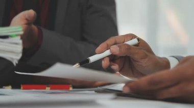 Şirket büyümesi projesini tartışan insanlar, başarı mali istatistikleri, her iki şirket için de çalışan profesyonel yatırımcılarla görüşen ortak, belgeyle birlikte proje başlatıyor