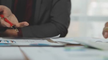 Şirket büyümesi projesini tartışan insanlar, başarı mali istatistikleri, her iki şirket için de çalışan profesyonel yatırımcılarla görüşen ortak, belgeyle birlikte proje başlatıyor