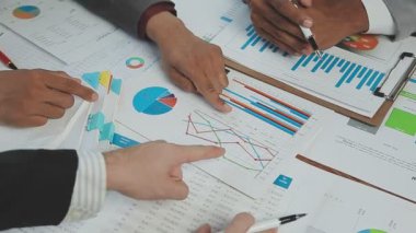 Şirket büyümesi projesini tartışan insanlar, başarı mali istatistikleri, her iki şirket için de çalışan profesyonel yatırımcılarla görüşen ortak, belgeyle birlikte proje başlatıyor