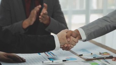 Şirket büyümesi projesini tartışan insanlar, başarı mali istatistikleri, her iki şirket için de çalışan profesyonel yatırımcılarla görüşen ortak, belgeyle birlikte proje başlatıyor