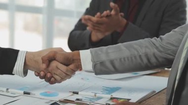 Şirket büyümesi projesini tartışan insanlar, başarı mali istatistikleri, her iki şirket için de çalışan profesyonel yatırımcılarla görüşen ortak, belgeyle birlikte proje başlatıyor