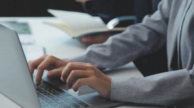 İş adamları modern ofiste bir toplantıda tartışıyorlar.