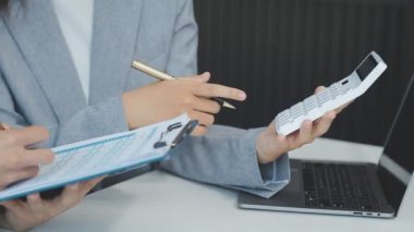 İş adamları modern ofiste bir toplantıda tartışıyorlar.