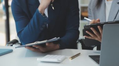 İş adamları modern ofiste bir toplantıda tartışıyorlar.