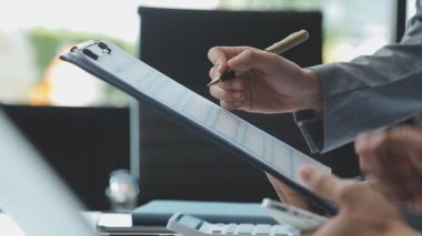 İş adamları modern ofiste bir toplantıda tartışıyorlar.