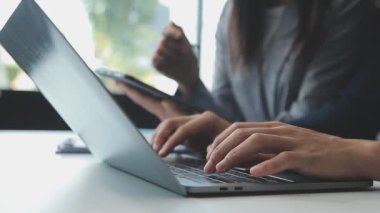 İş adamları modern ofiste bir toplantıda tartışıyorlar.