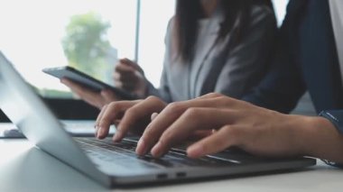 İş adamları modern ofiste bir toplantıda tartışıyorlar.