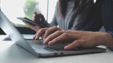 İş adamları modern ofiste bir toplantıda tartışıyorlar.