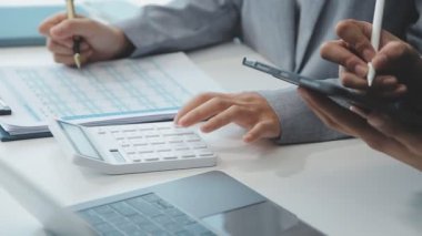 İş adamları modern ofiste bir toplantıda tartışıyorlar.