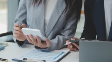 İş adamları modern ofiste bir toplantıda tartışıyorlar.