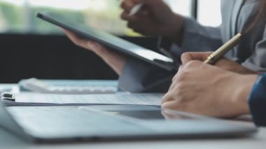 İş adamları modern ofiste bir toplantıda tartışıyorlar.