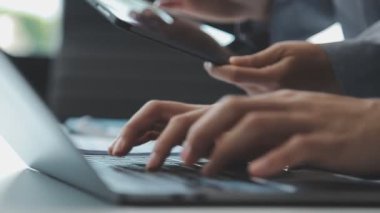 İş adamları modern ofiste bir toplantıda tartışıyorlar.