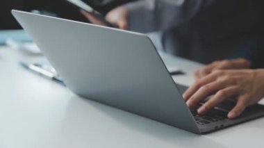 İş adamları modern ofiste bir toplantıda tartışıyorlar.