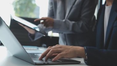 İş adamları modern ofiste bir toplantıda tartışıyorlar.