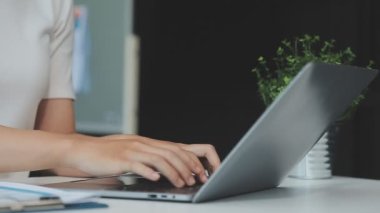 Denetim konsepti, idari mali müfettiş ve sekreter hesaplama dengesi raporları hazırlıyorlar. İç Gelir Servisi kontrol belgesi.