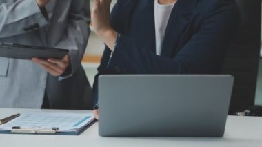 İş adamları modern ofiste bir toplantıda tartışıyorlar.