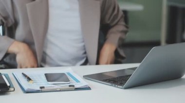 Denetim konsepti, idari mali müfettiş ve sekreter hesaplama dengesi raporları hazırlıyorlar. İç Gelir Servisi kontrol belgesi.