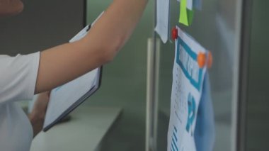 Denetim konsepti, idari mali müfettiş ve sekreter hesaplama dengesi raporları hazırlıyorlar. İç Gelir Servisi kontrol belgesi.