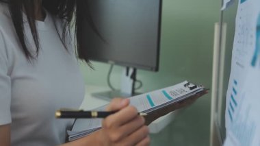 Denetim konsepti, idari mali müfettiş ve sekreter hesaplama dengesi raporları hazırlıyorlar. İç Gelir Servisi kontrol belgesi.