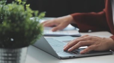 Denetim konsepti, idari mali müfettiş ve sekreter hesaplama dengesi raporları hazırlıyorlar. İç Gelir Servisi kontrol belgesi.