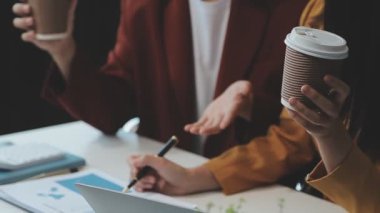 Denetim konsepti, idari mali müfettiş ve sekreter hesaplama dengesi raporları hazırlıyorlar. İç Gelir Servisi kontrol belgesi.