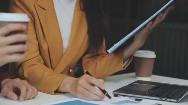 Denetim konsepti, idari mali müfettiş ve sekreter hesaplama dengesi raporları hazırlıyorlar. İç Gelir Servisi kontrol belgesi.