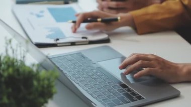 Denetim konsepti, idari mali müfettiş ve sekreter hesaplama dengesi raporları hazırlıyorlar. İç Gelir Servisi kontrol belgesi.