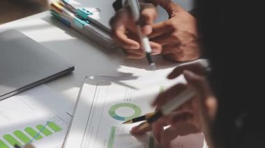 İş adamları modern ofisteki bir toplantıda mali raporu tartışıyor