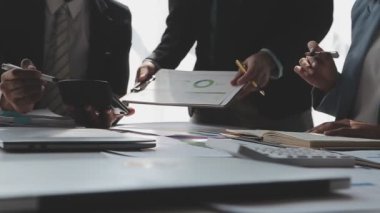 İş adamları modern ofisteki bir toplantıda mali raporu tartışıyor