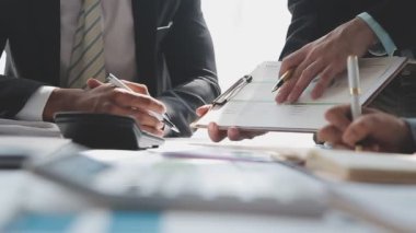 İş adamları modern ofisteki bir toplantıda mali raporu tartışıyor