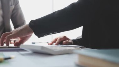 İş adamları modern ofisteki bir toplantıda mali raporu tartışıyor