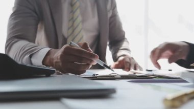 İş adamları modern ofisteki bir toplantıda mali raporu tartışıyor