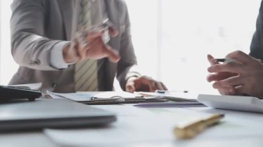 İş adamları modern ofisteki bir toplantıda mali raporu tartışıyor