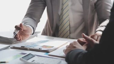 İş adamları modern ofisteki bir toplantıda mali raporu tartışıyor